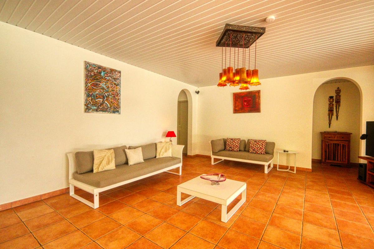 14Location villa piscine le diamant martinique_salon intérieur